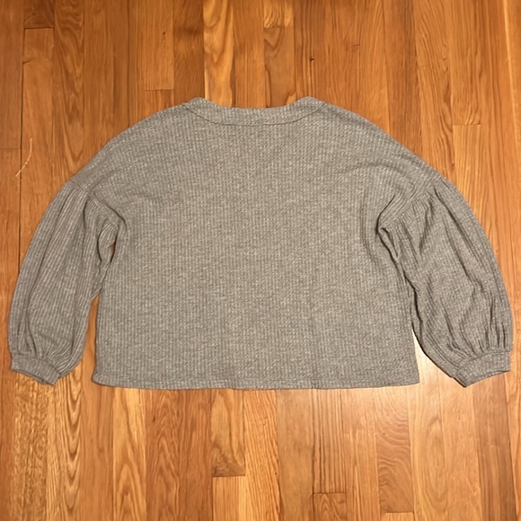 Vestique Gray waffle knit top v-neck top‎ Size Small - Picture 9 of 12